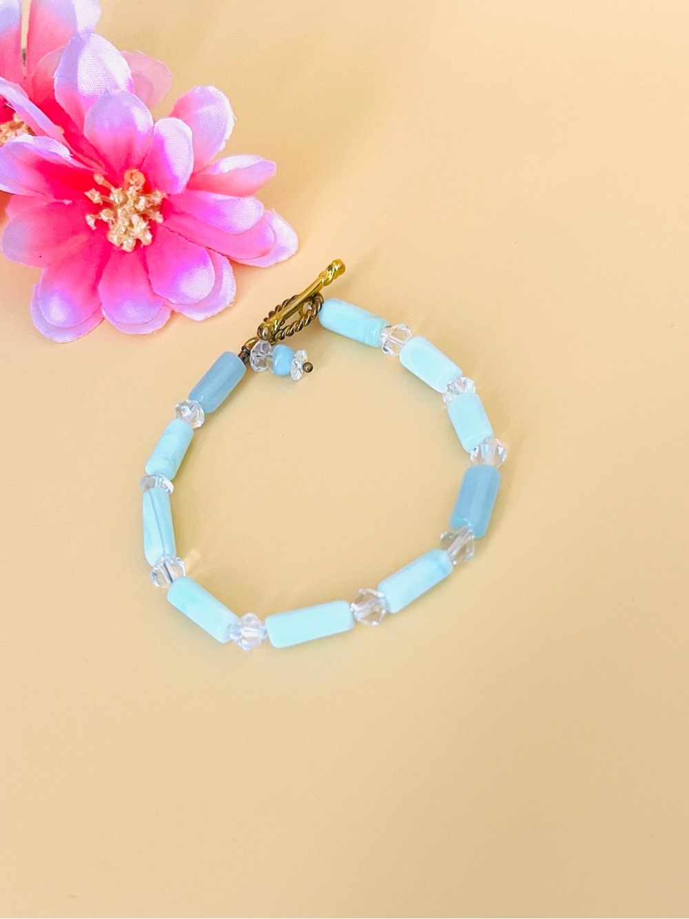 Blue beaded bracelet round gold tone toggle